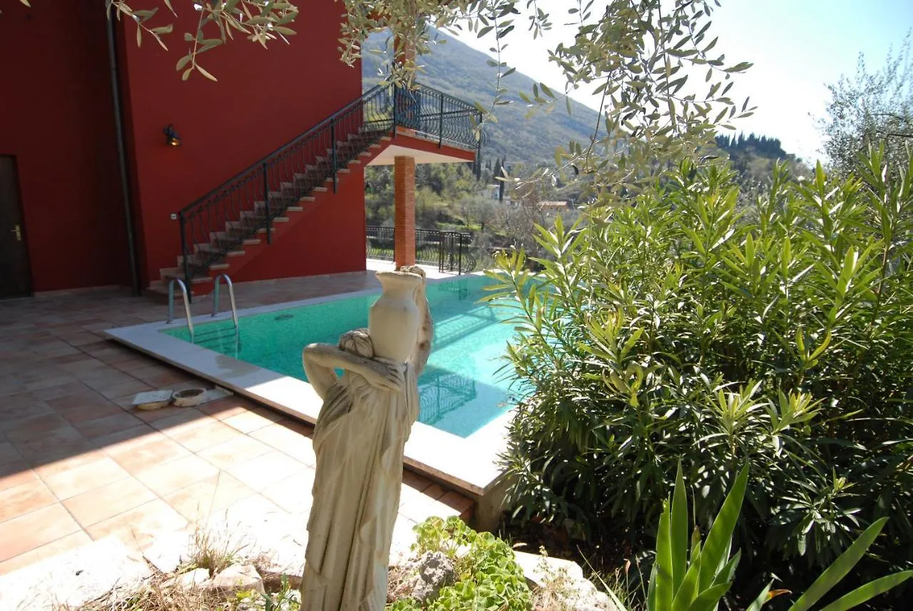 Red House Conditioned Whit Pool Enchanting Lake View Malcesine 0*,  Italia